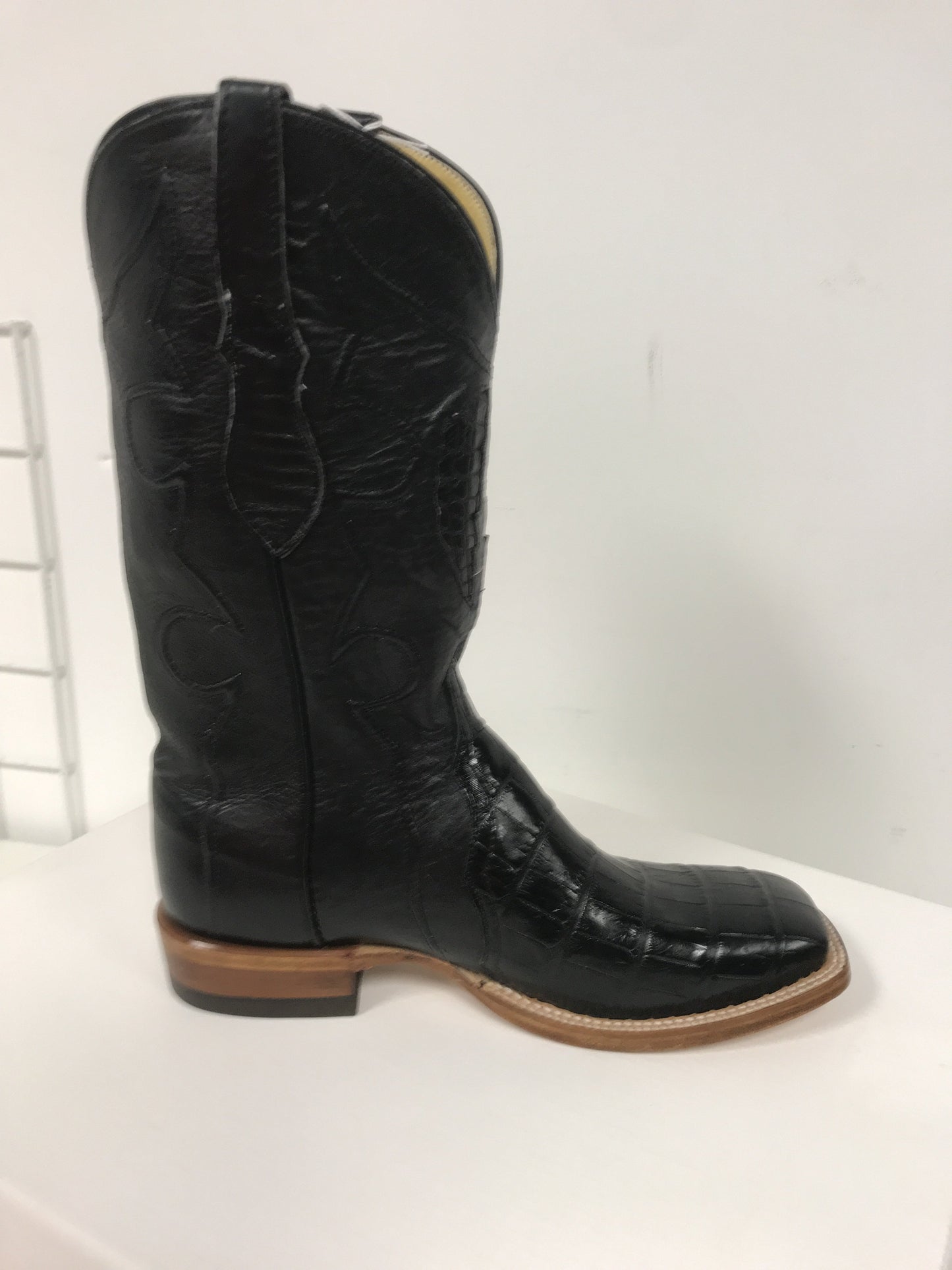 Q8706 Cowtown Black Smooth Gator Square Toe Boot