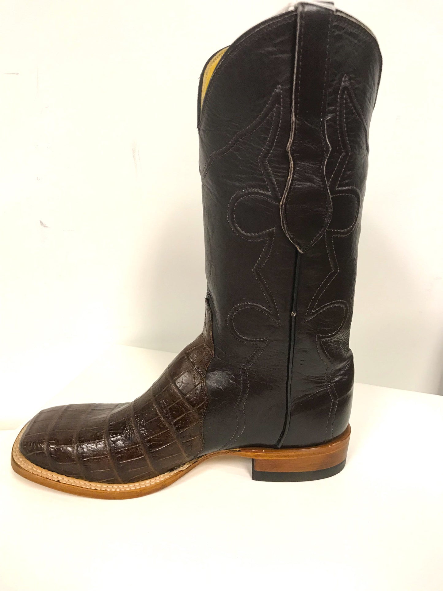 Q8708 Cowtown Chocolate Smooth Gator Square Toe